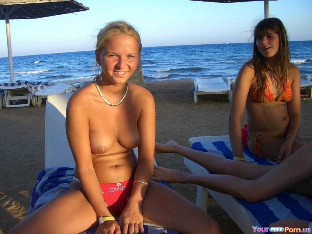 Jeunes nues à la plage en bikini et posant pour des photos 16
 #72242745