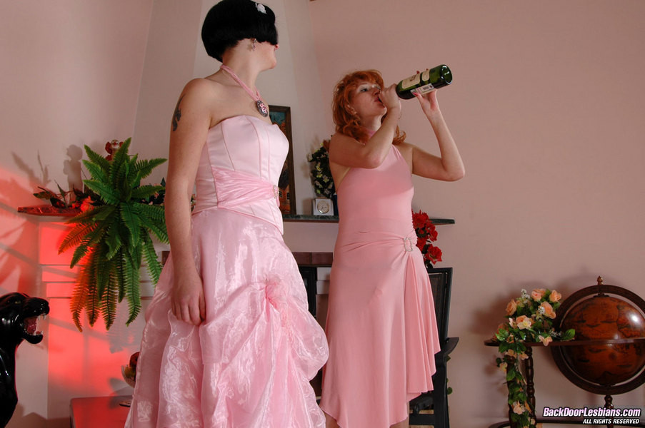 Mia et Irène : de jolies lesbiennes anales
 #69070364