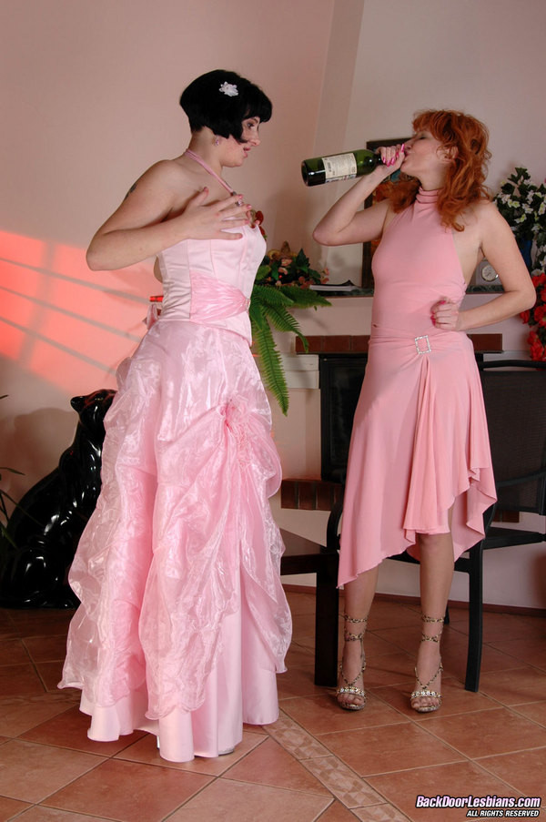 Mia et Irène : de jolies lesbiennes anales
 #69070526