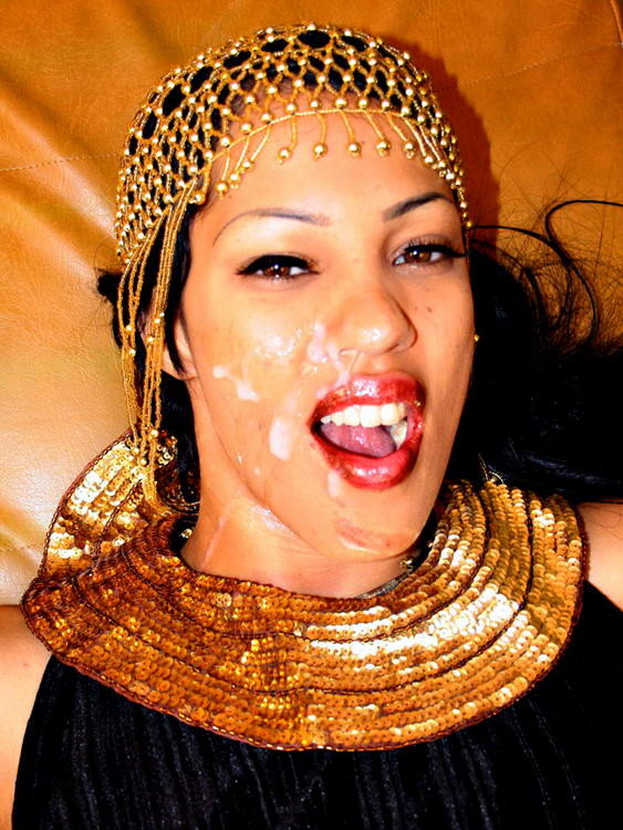 Azza abre su boca para una gran polla y abre su apretado coño para una libra
 #77767462