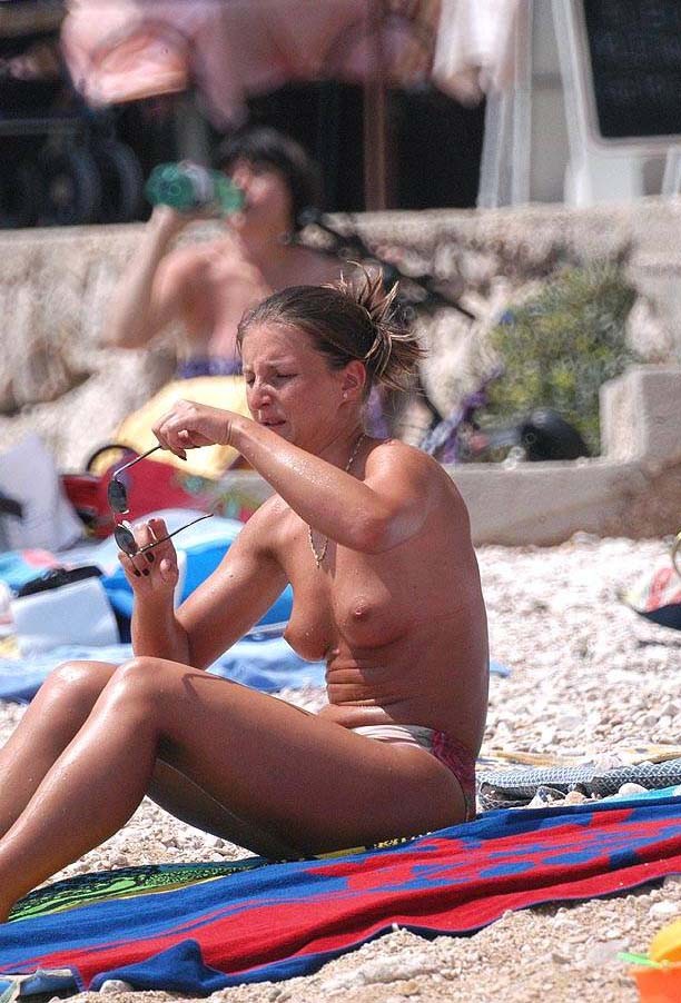 When this nudist babe is bare, all eyes are on her #72252050