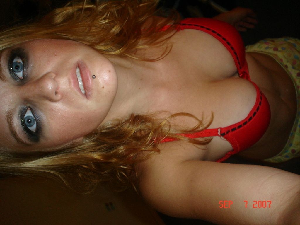 Une hollandaise sexy qui se shoote toute nue en montrant ses beaux seins.
 #71628217