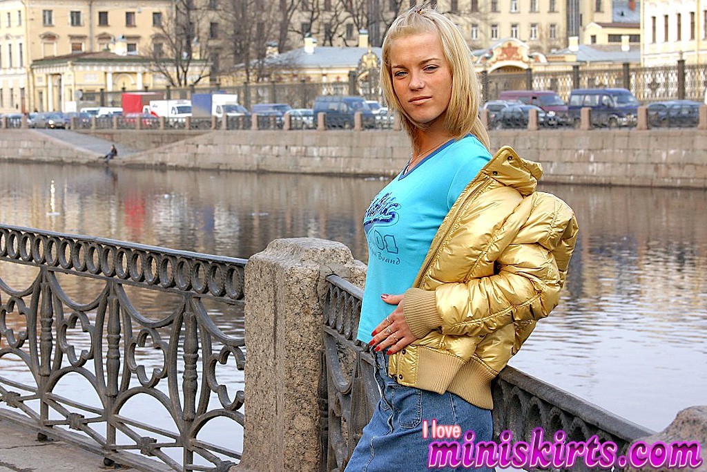 Sexy blonde hottie in blauem Jeans-Minirock posiert draußen am Fluss
 #70069718