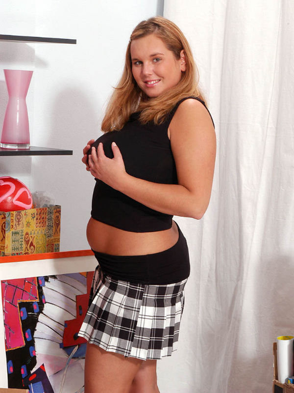 Joven rubia gorda mostrando el coño
 #75543788