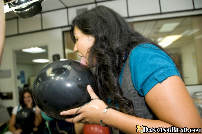 Ragazza lecca il carico di sperma di un pallone
 #75451251