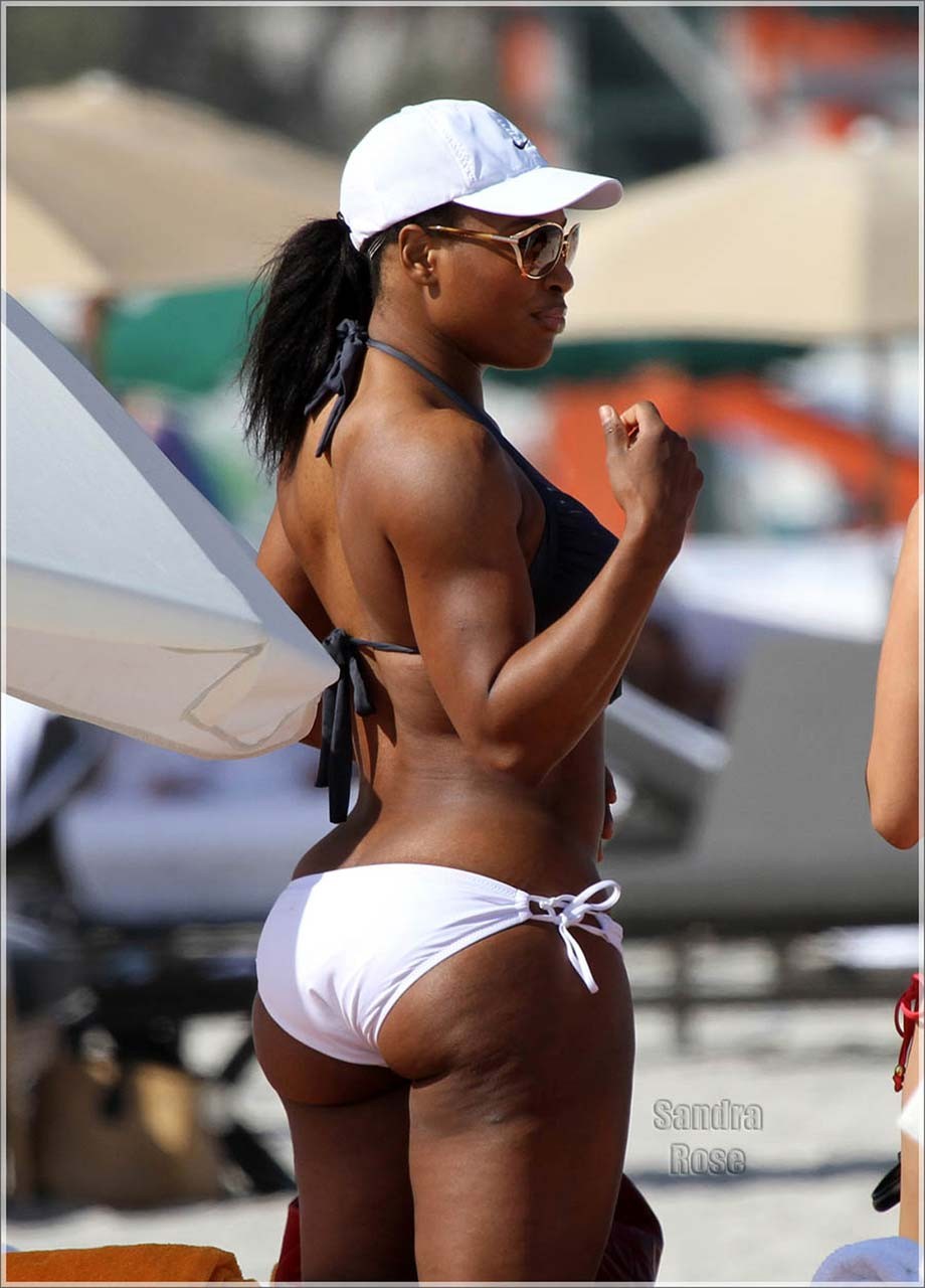 Serena Williams che espone il suo corpo sexy e il culo enorme del cazzo in bikini sulla spiaggia
 #75309299