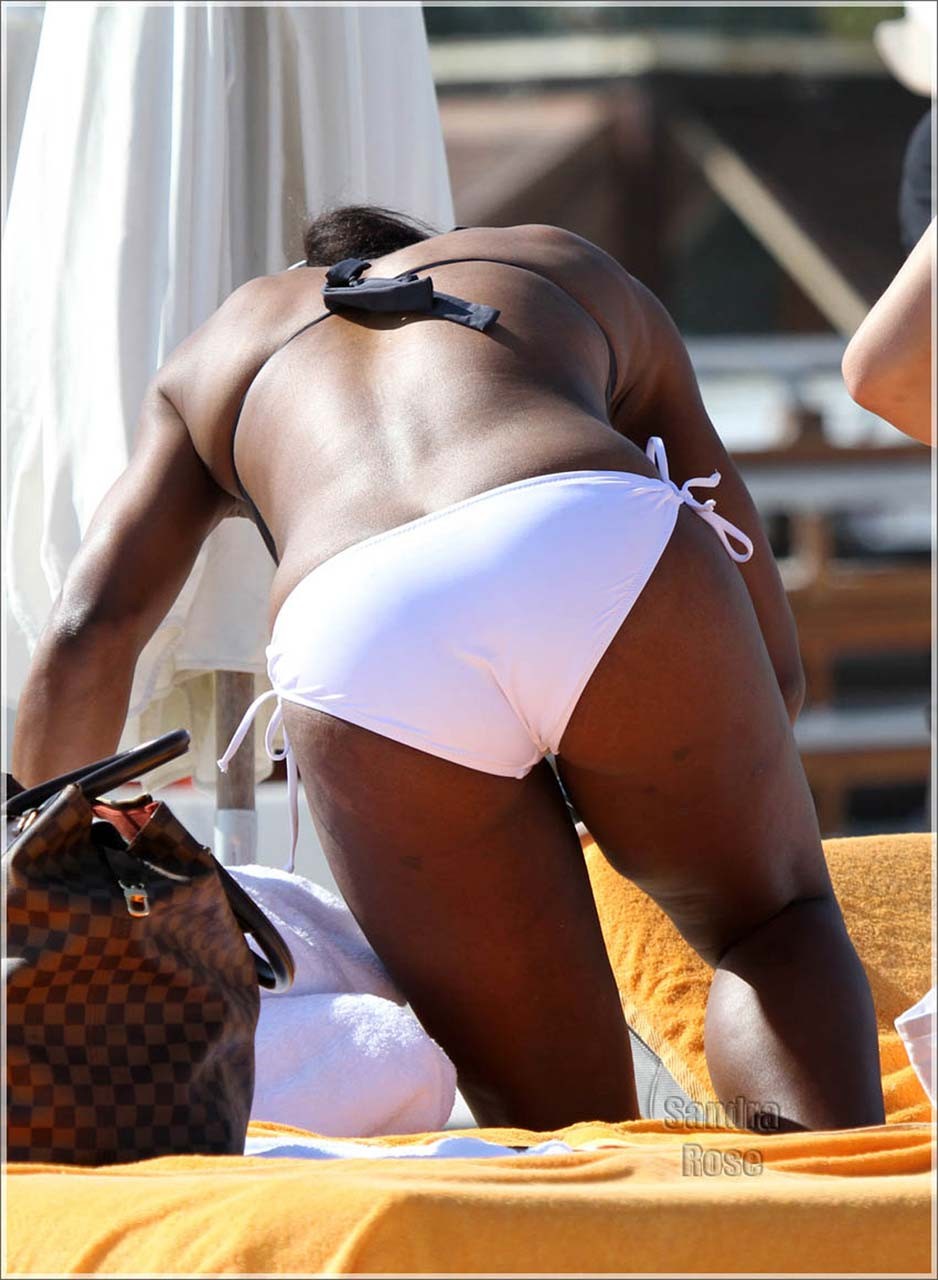 Serena williams exponiendo su cuerpo sexy y su culo enorme en bikini en la playa
 #75309306