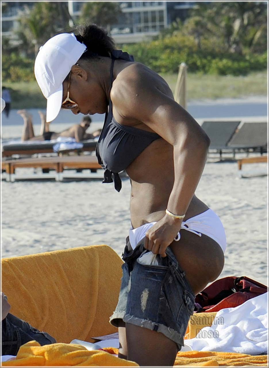 Serena Williams che espone il suo corpo sexy e il culo enorme del cazzo in bikini sulla spiaggia
 #75309313
