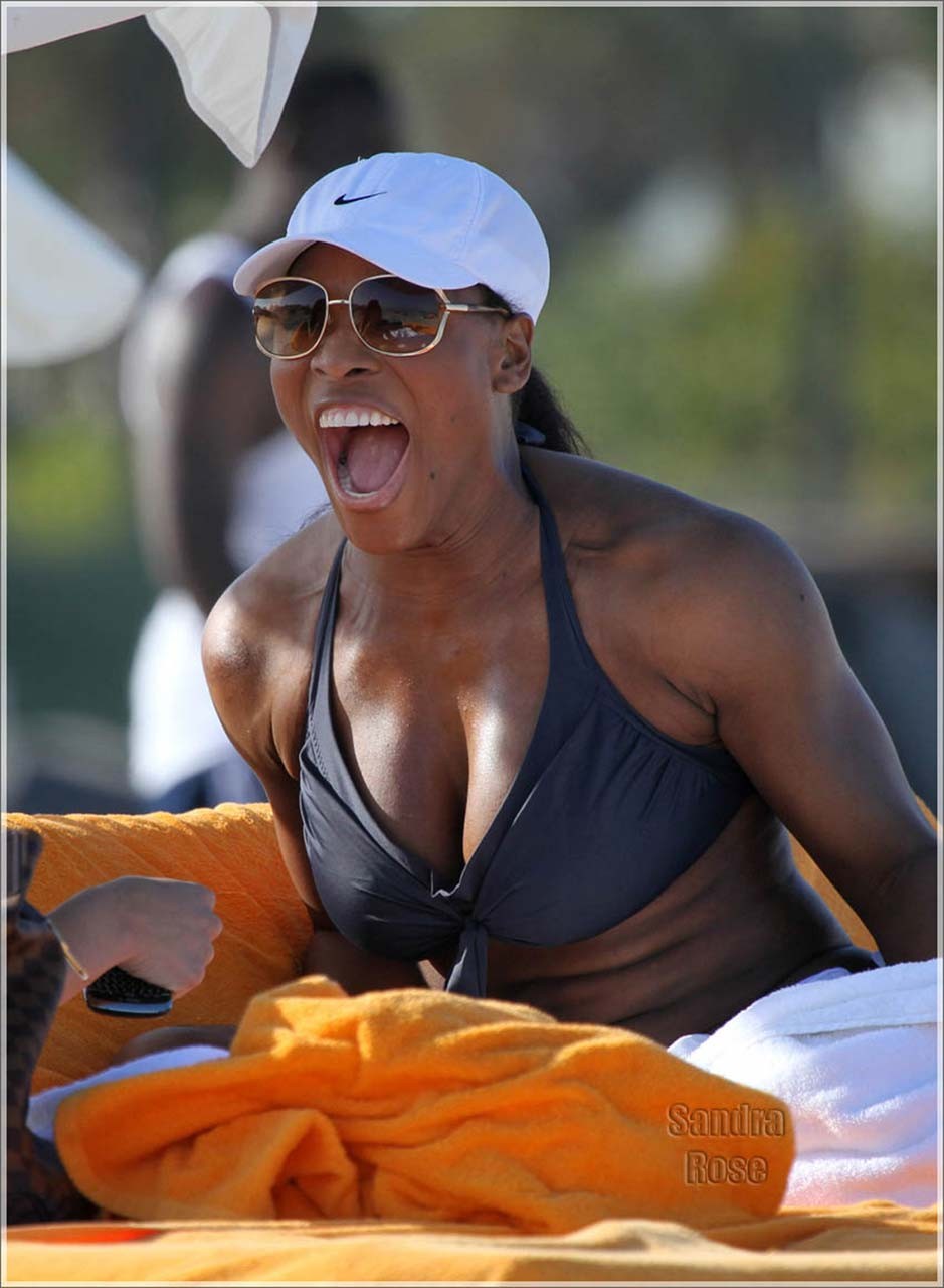 Serena williams exponiendo su cuerpo sexy y su culo enorme en bikini en la playa
 #75309321