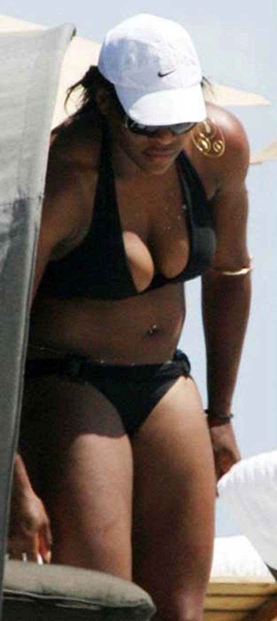Serena Williams che espone il suo corpo sexy e il culo enorme del cazzo in bikini sulla spiaggia
 #75309334