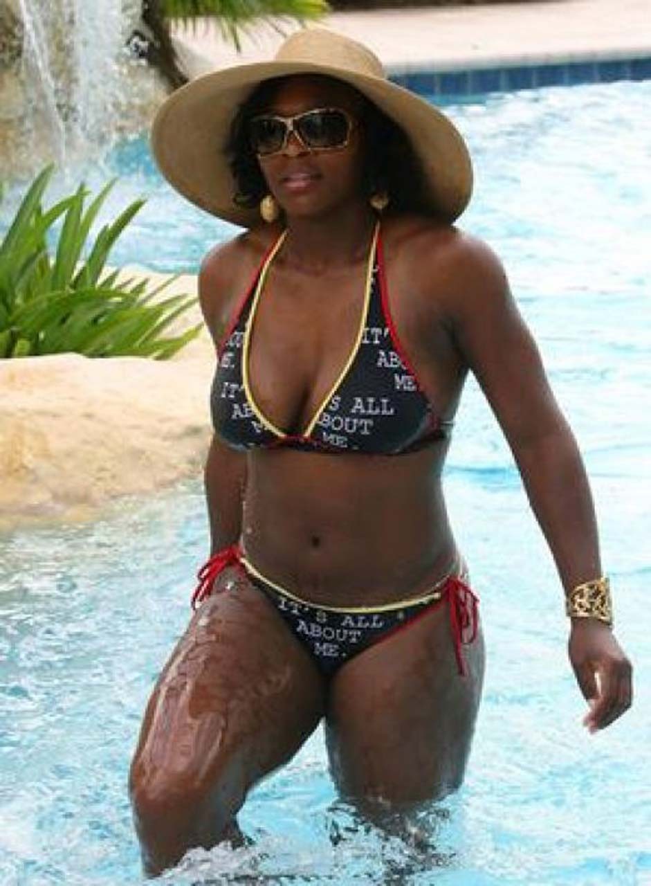 Serena Williams che espone il suo corpo sexy e il culo enorme del cazzo in bikini sulla spiaggia
 #75309351