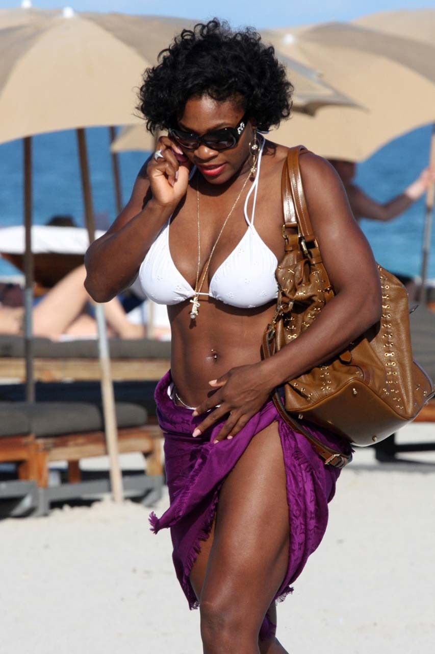 Serena Williams entblößt sexy Körper und ficken riesigen Arsch im Bikini am Strand
 #75309358