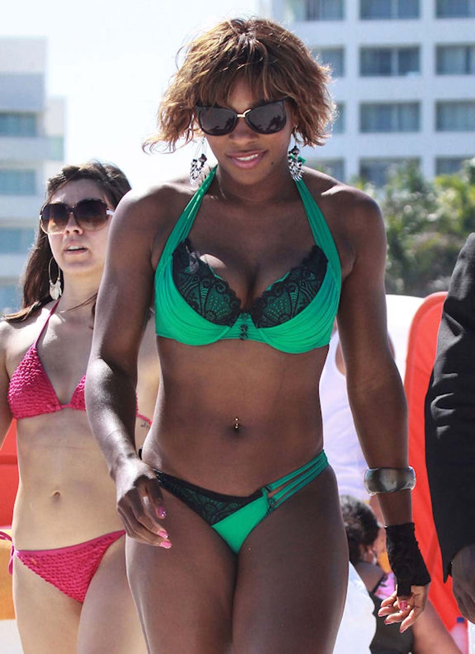 Serena Williams che espone il suo corpo sexy e il culo enorme del cazzo in bikini sulla spiaggia
 #75309370