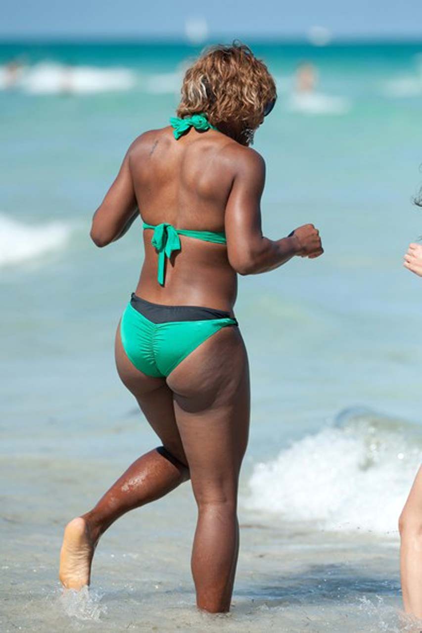 Serena Williams che espone il suo corpo sexy e il culo enorme del cazzo in bikini sulla spiaggia
 #75309378