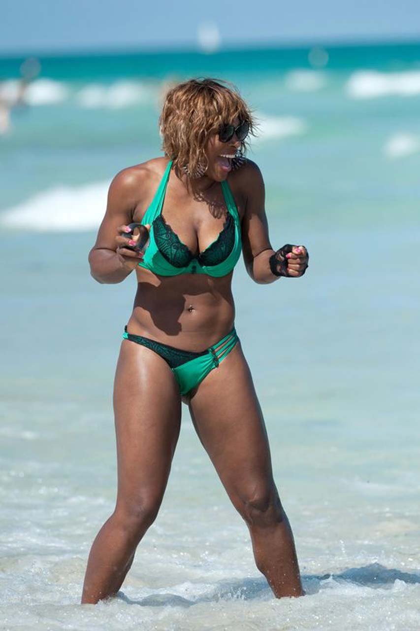 Serena williams exponiendo su cuerpo sexy y su culo enorme en bikini en la playa
 #75309391