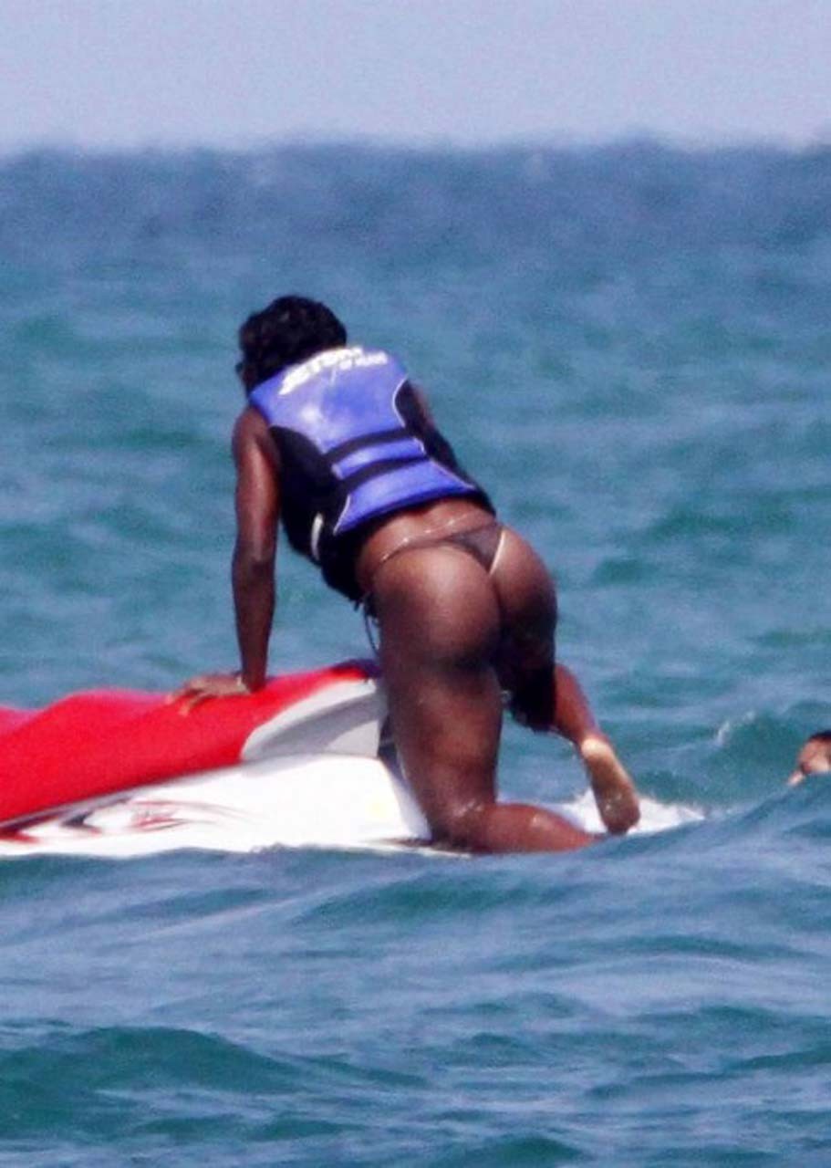 Serena williams exponiendo su cuerpo sexy y su culo enorme en bikini en la playa
 #75309399