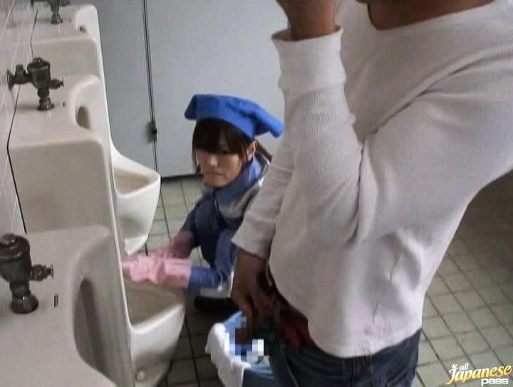 Fille japonaise perverse baisée en public
 #69736950