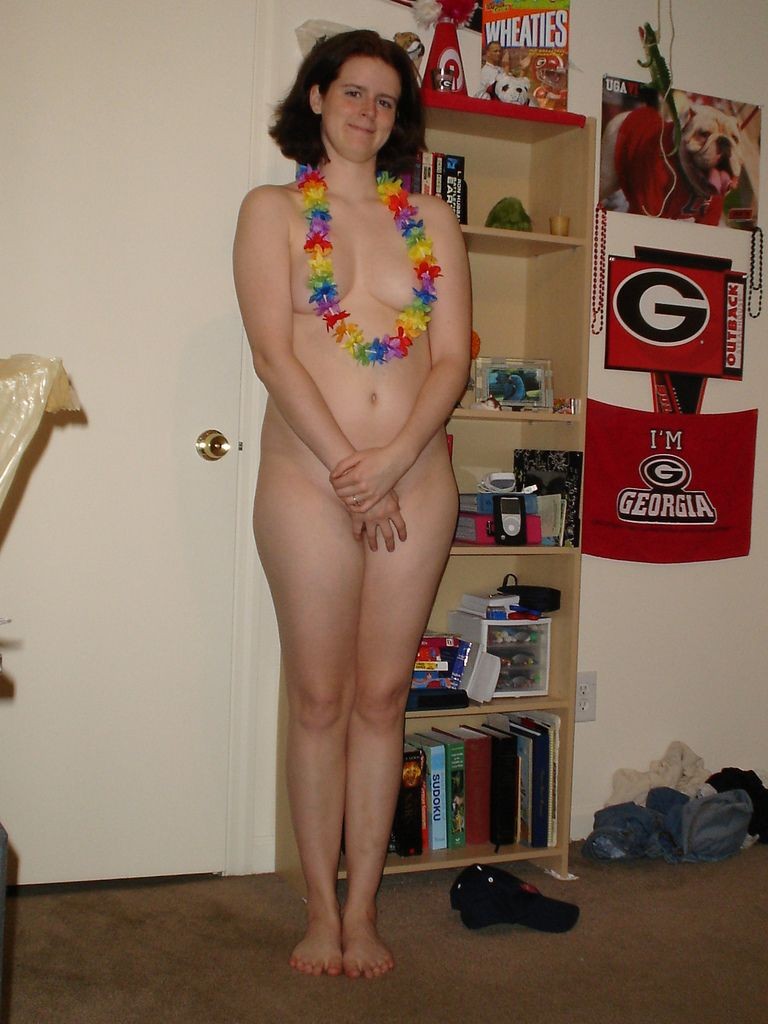 Photos d'une jolie jeune posant nue
 #67910944