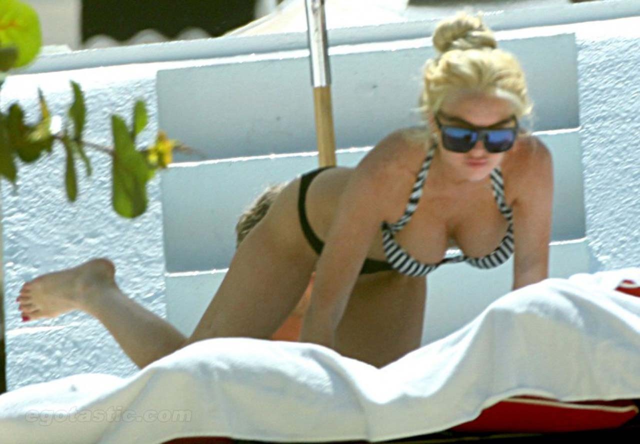 Lindsay Lohan exposing sexy ass and huge boobs in bikini on pool #75303233