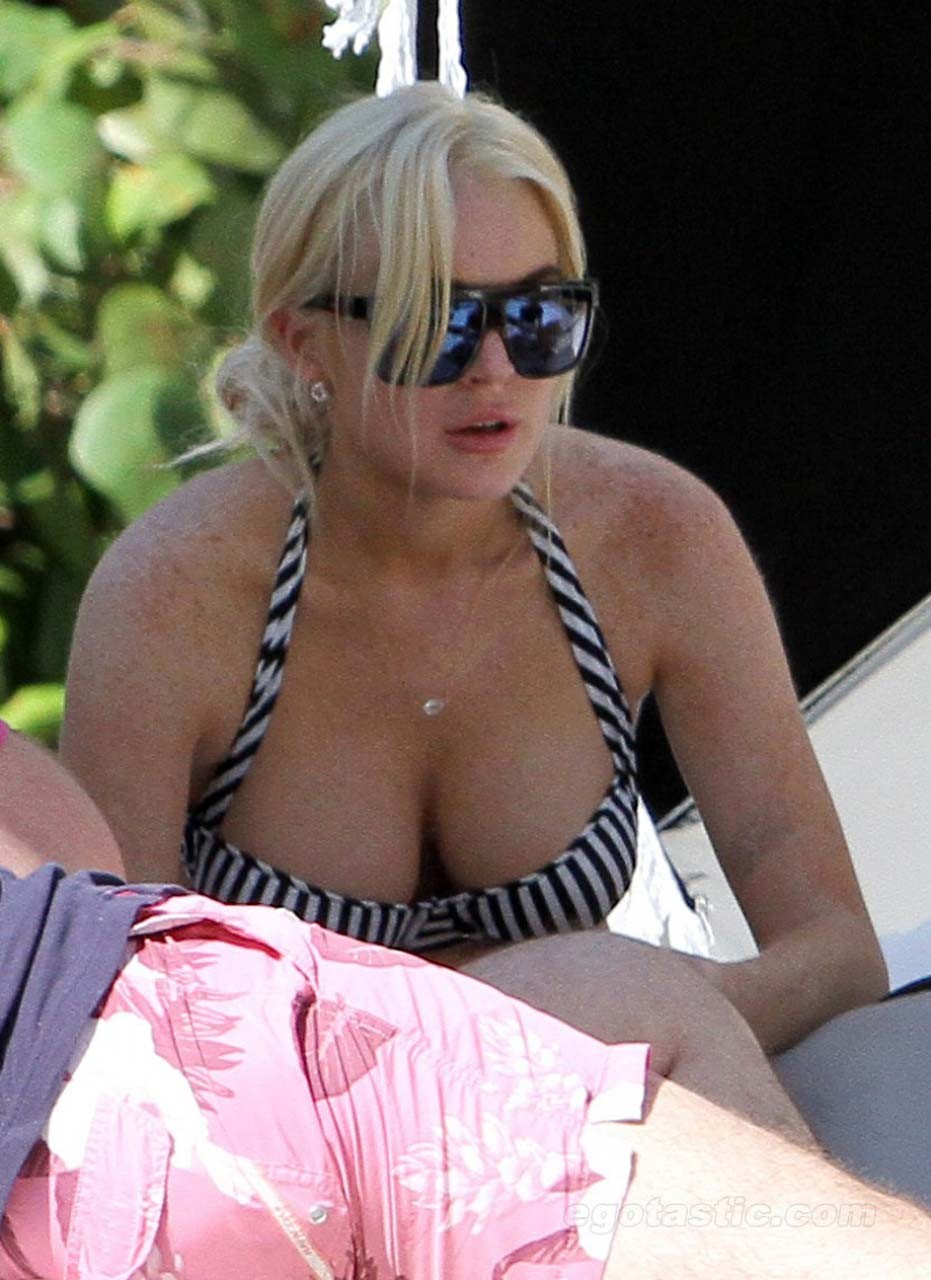 Lindsay Lohan exposing sexy ass and huge boobs in bikini on pool #75303254