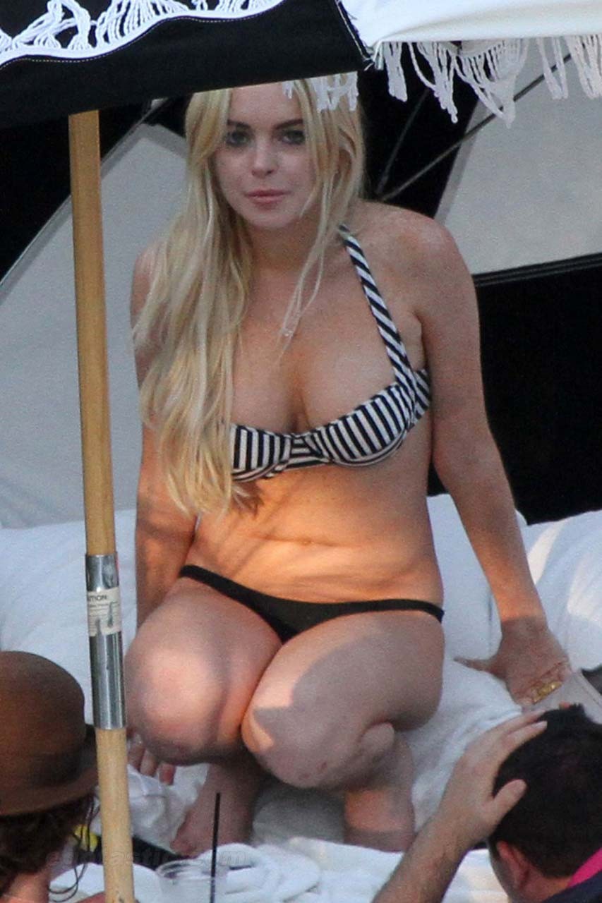 Lindsay Lohan exposing sexy ass and huge boobs in bikini on pool #75303274