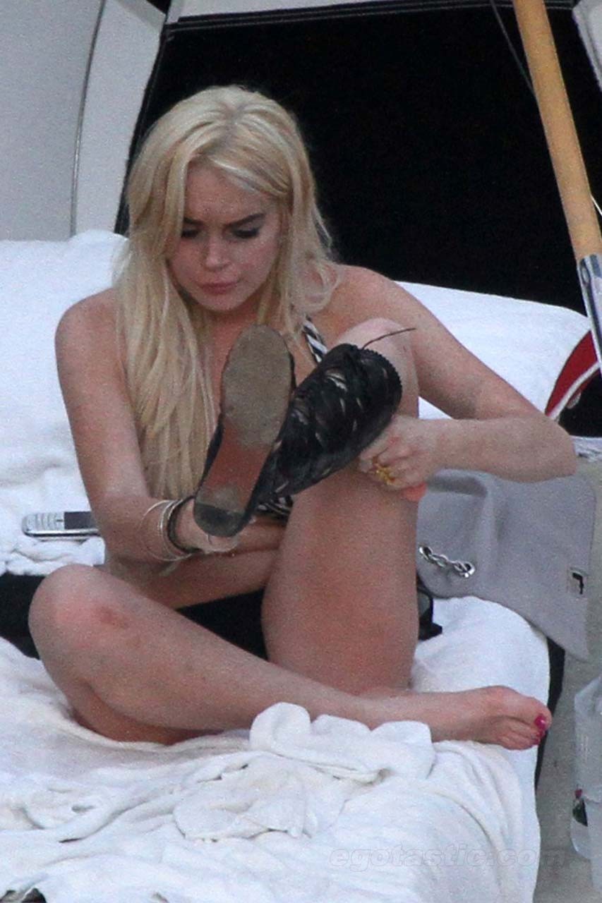 Lindsay lohan exponiendo su culo sexy y sus enormes tetas en bikini en la piscina
 #75303295