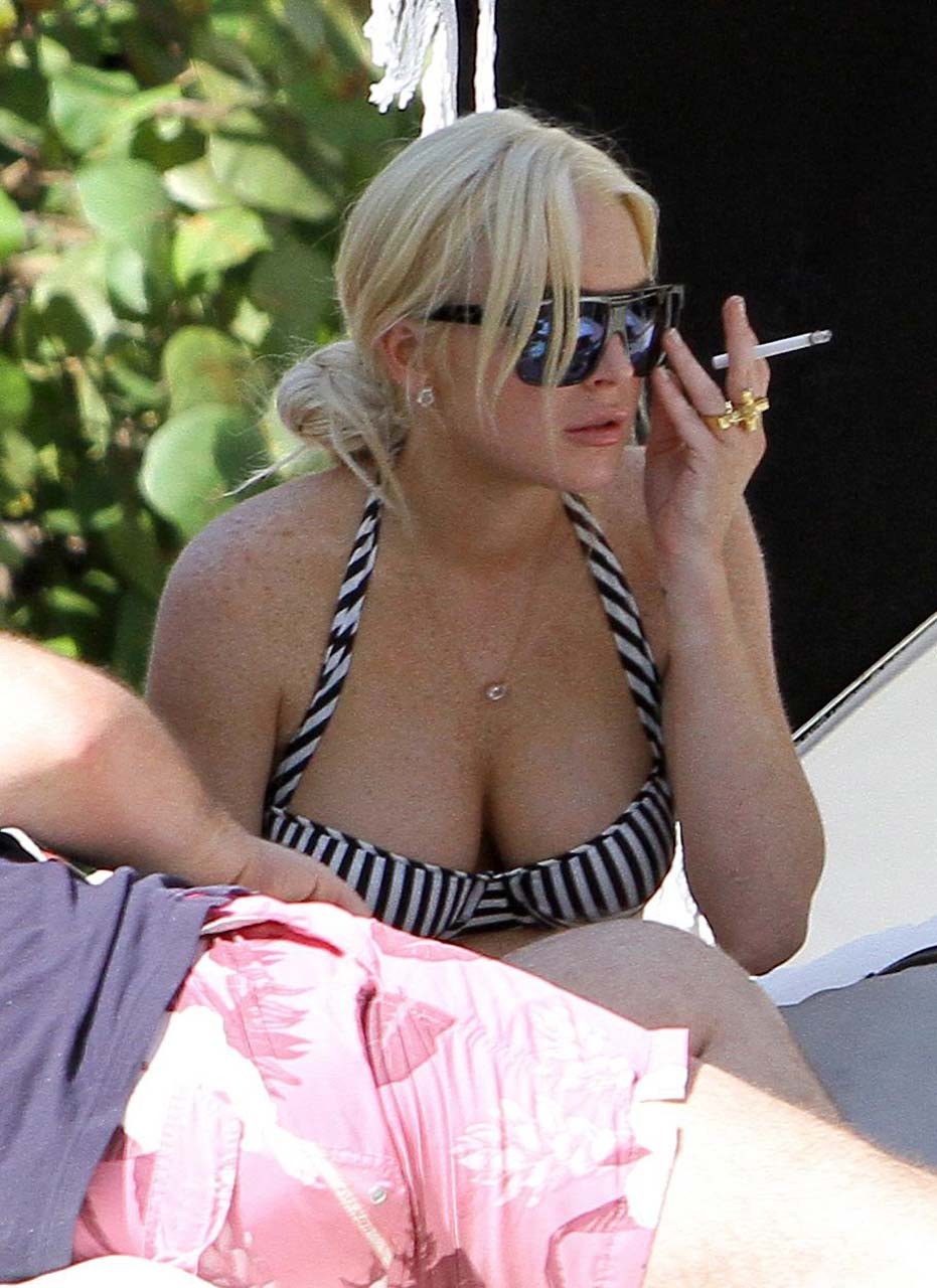 Lindsay Lohan exposing sexy ass and huge boobs in bikini on pool #75303306