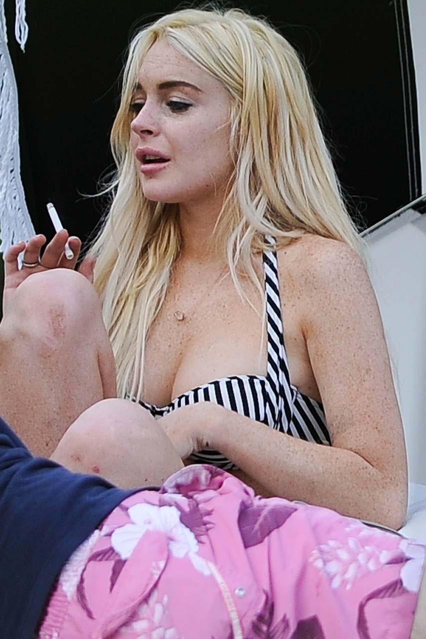 Lindsay Lohan exposing sexy ass and huge boobs in bikini on pool #75303324