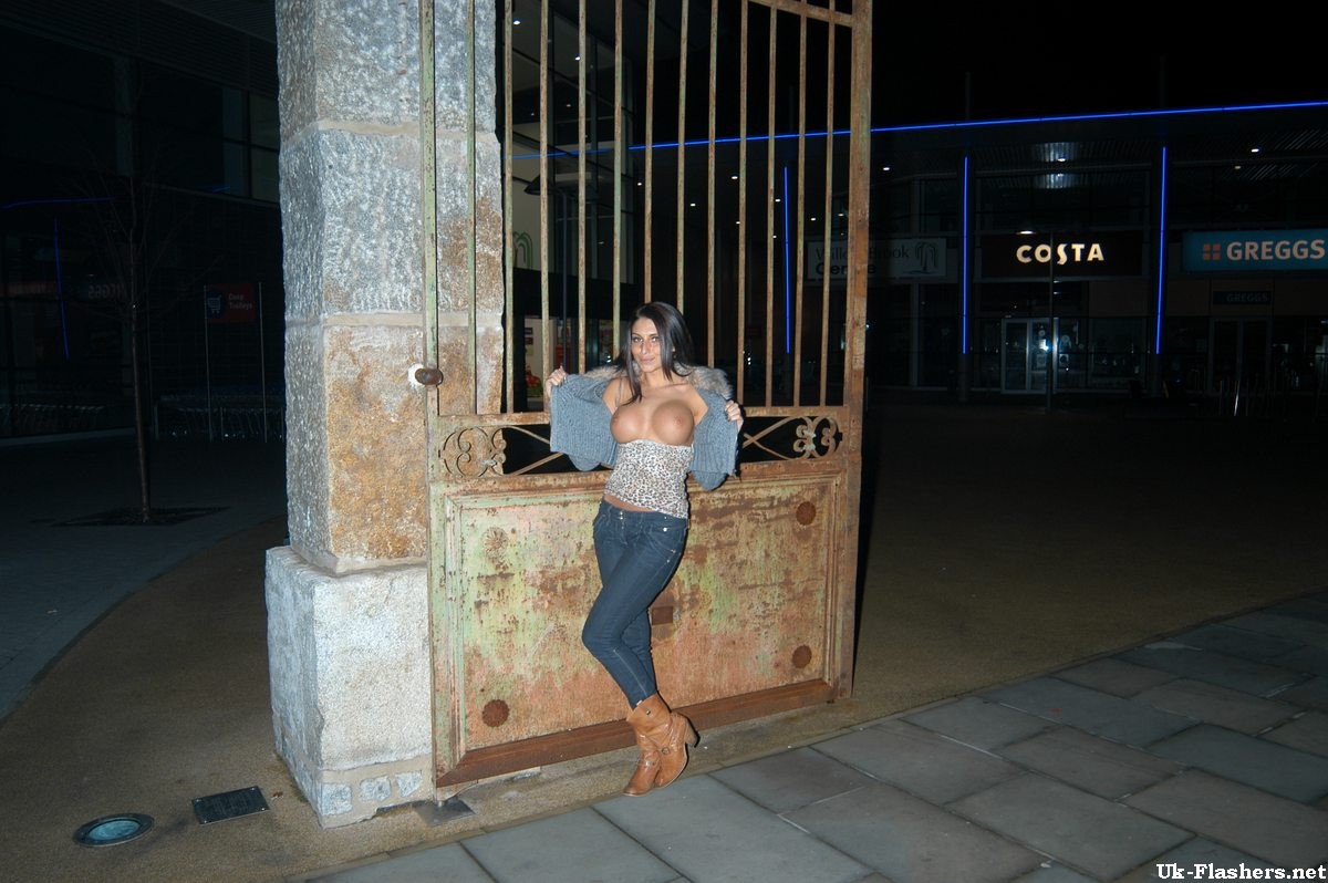 Vollbusige blinkende Pornostar Dolly erfreut öffentliche Nacktheit und Downtown Exhibitionismus 
 #73079663