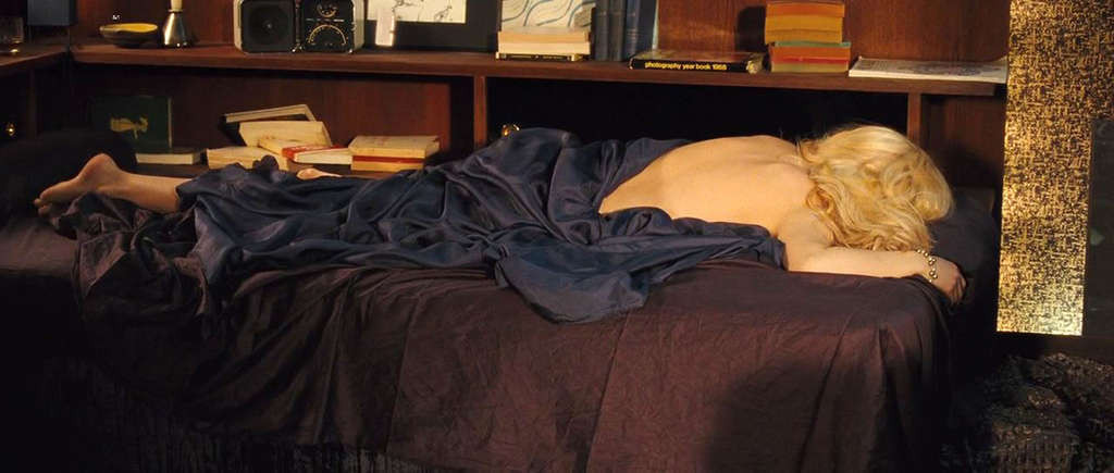 Laetitia casta exponiendo sus bonitas tetas y posando desnuda en película
 #75342449