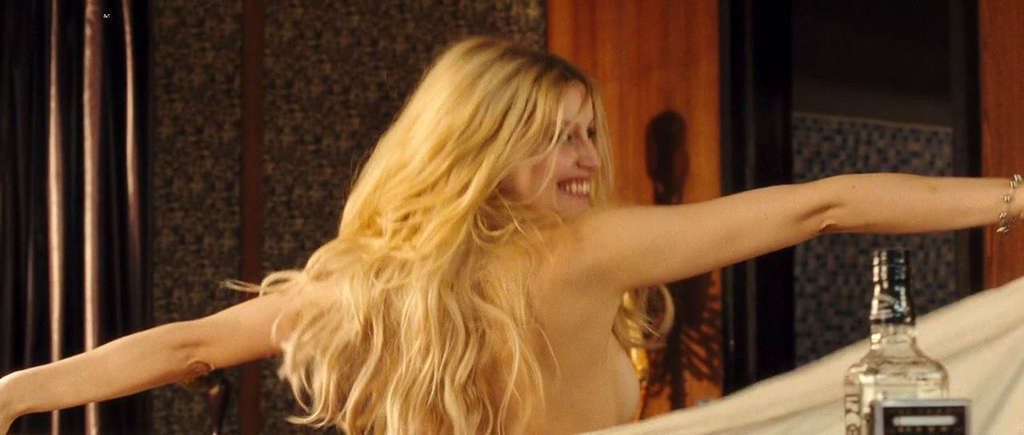 Laetitia casta exponiendo sus bonitas tetas y posando desnuda en película
 #75342466