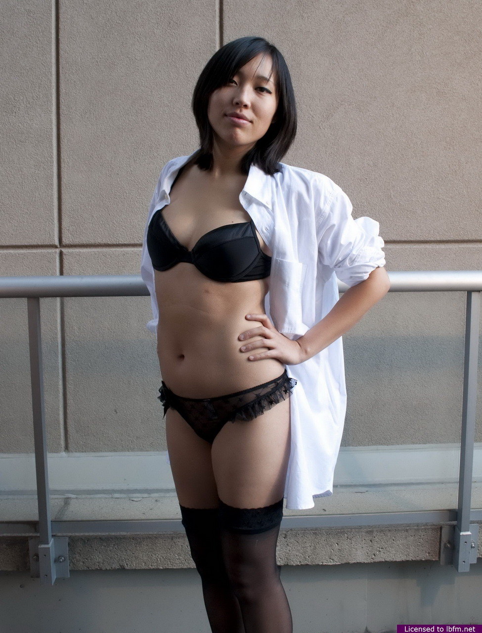 Une jeune asiatique montre son beau corps en plein air.
 #67573078