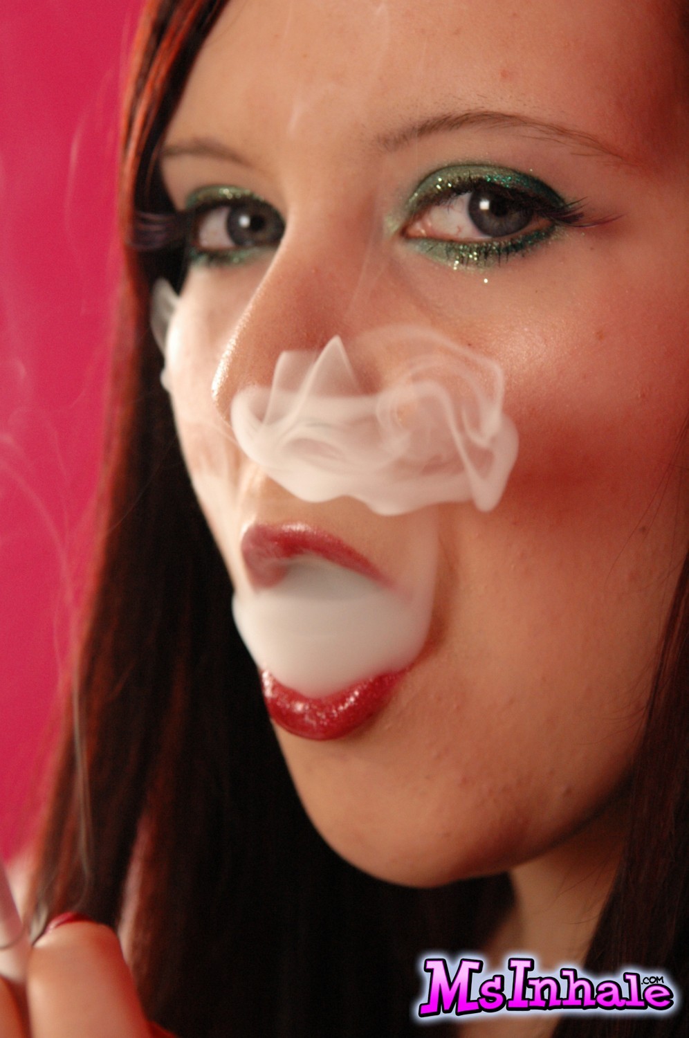 Primer plano de la nena fetiche fumadora msinhale inhalando el humo de
 #70266066