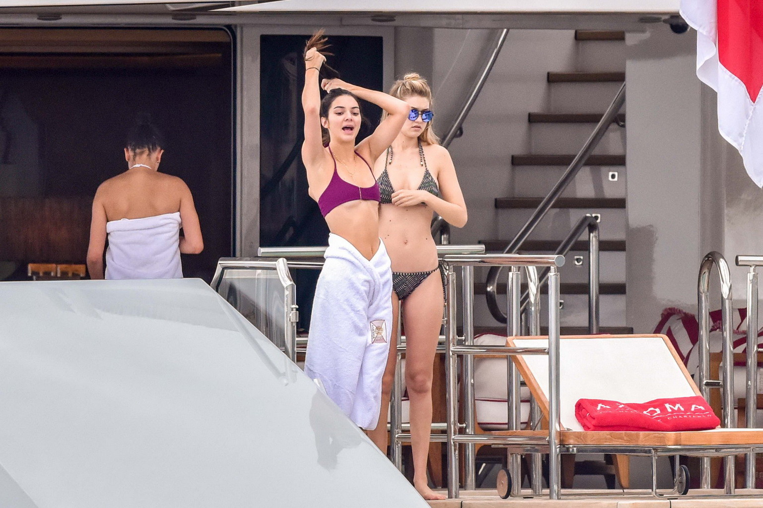 Kendall jenner et gigi hadid en petits bikinis sur le yacht de monte c
 #75163265