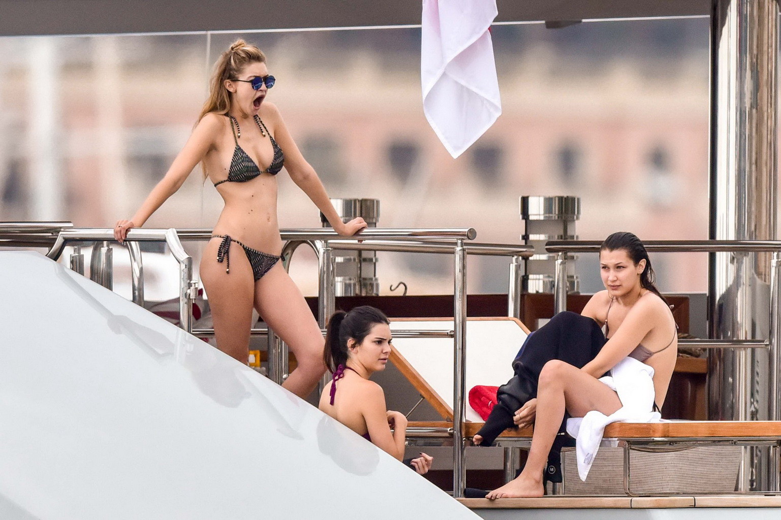 Kendall jenner e gigi hadid catturato in set di bikini minuscolo allo yacht in monte c
 #75163271