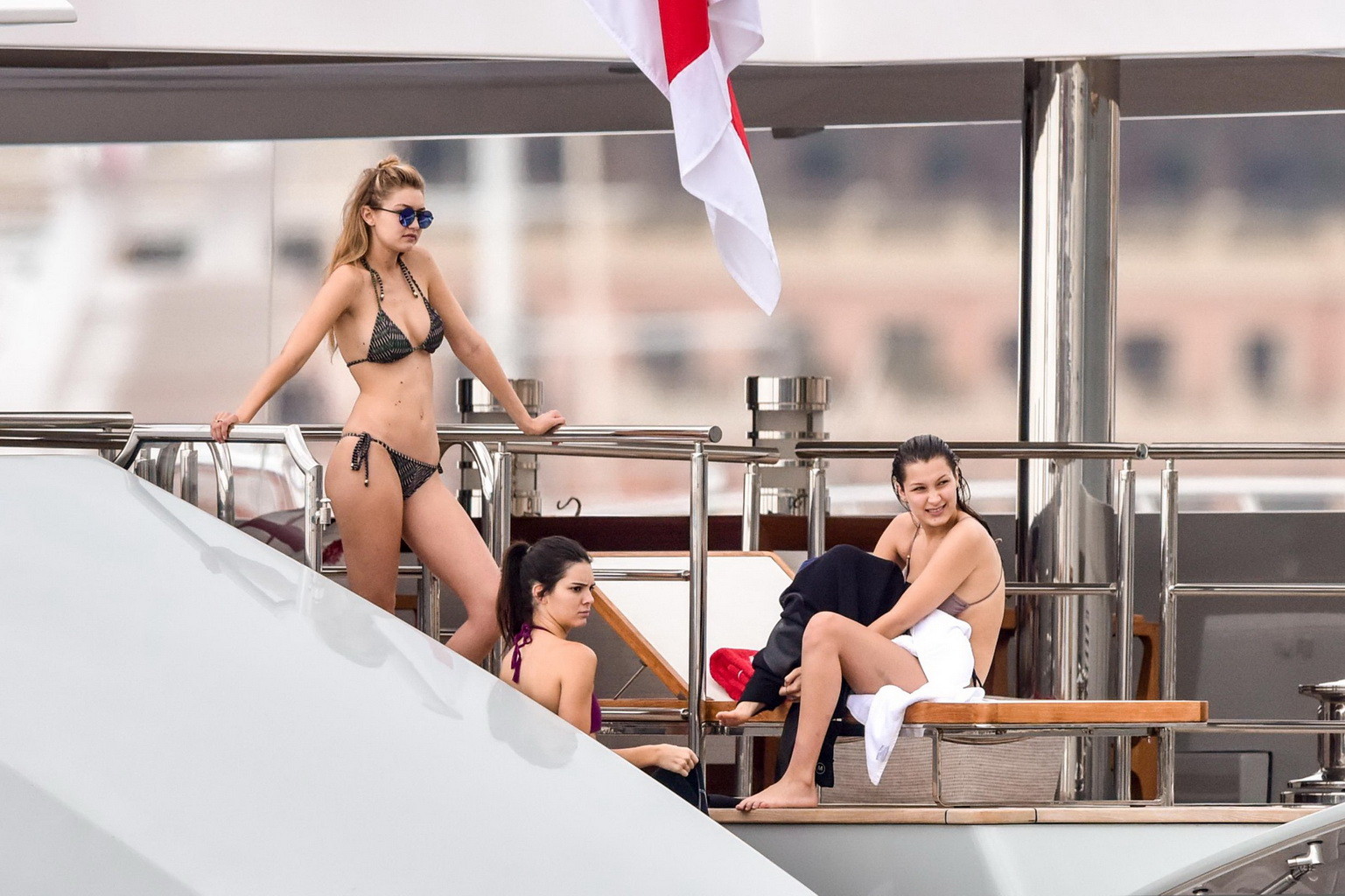 Kendall jenner e gigi hadid catturato in set di bikini minuscolo allo yacht in monte c
 #75163311