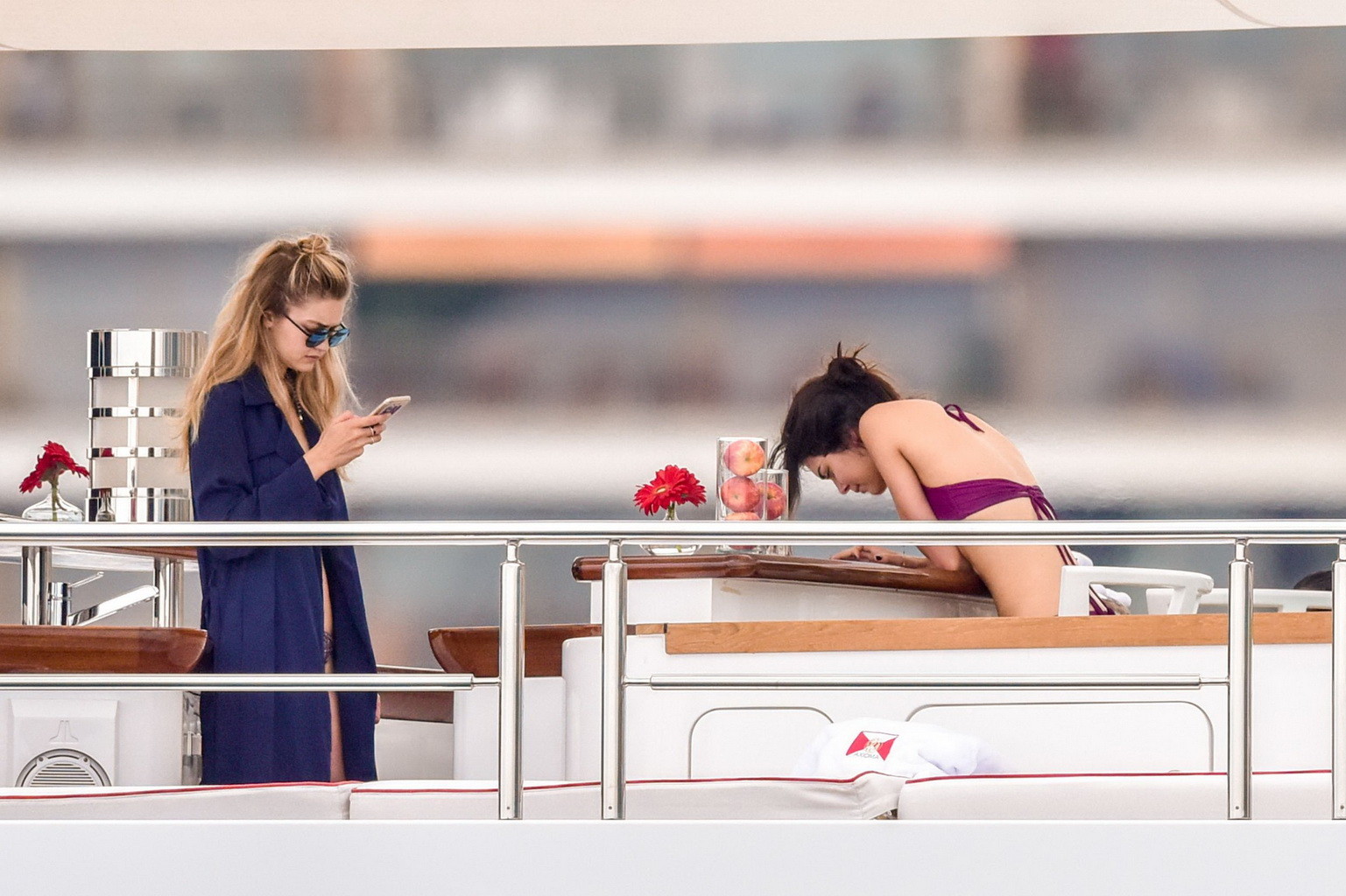 Kendall jenner et gigi hadid en petits bikinis sur le yacht de monte c
 #75163326