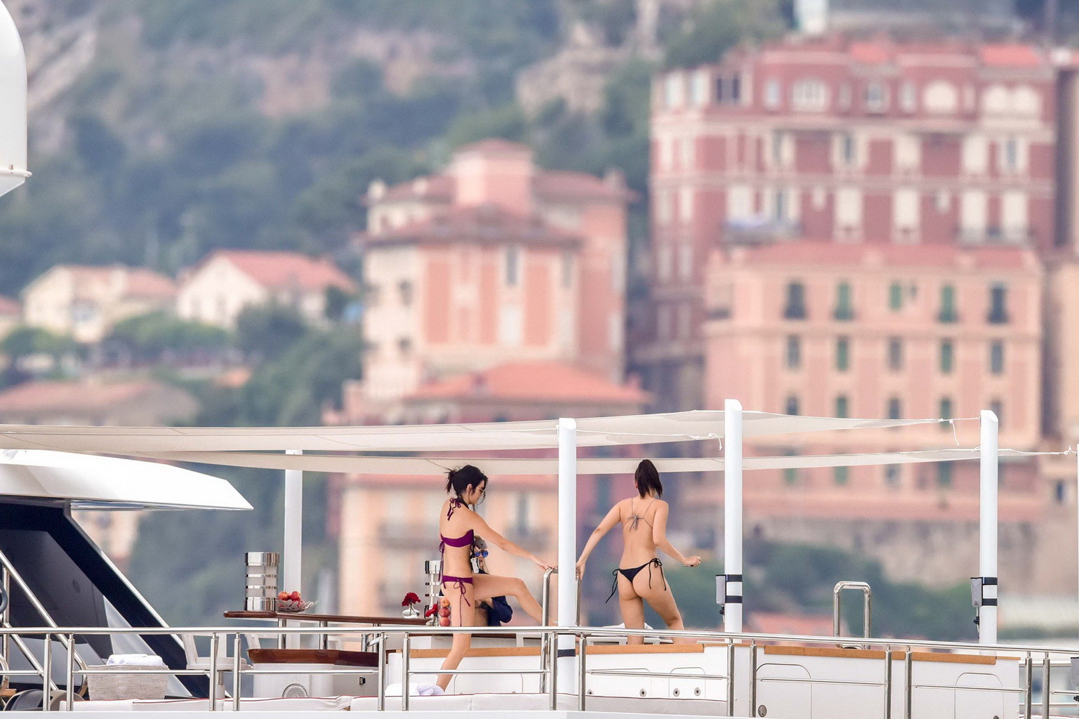 Kendall jenner e gigi hadid catturato in set di bikini minuscolo allo yacht in monte c
 #75163350