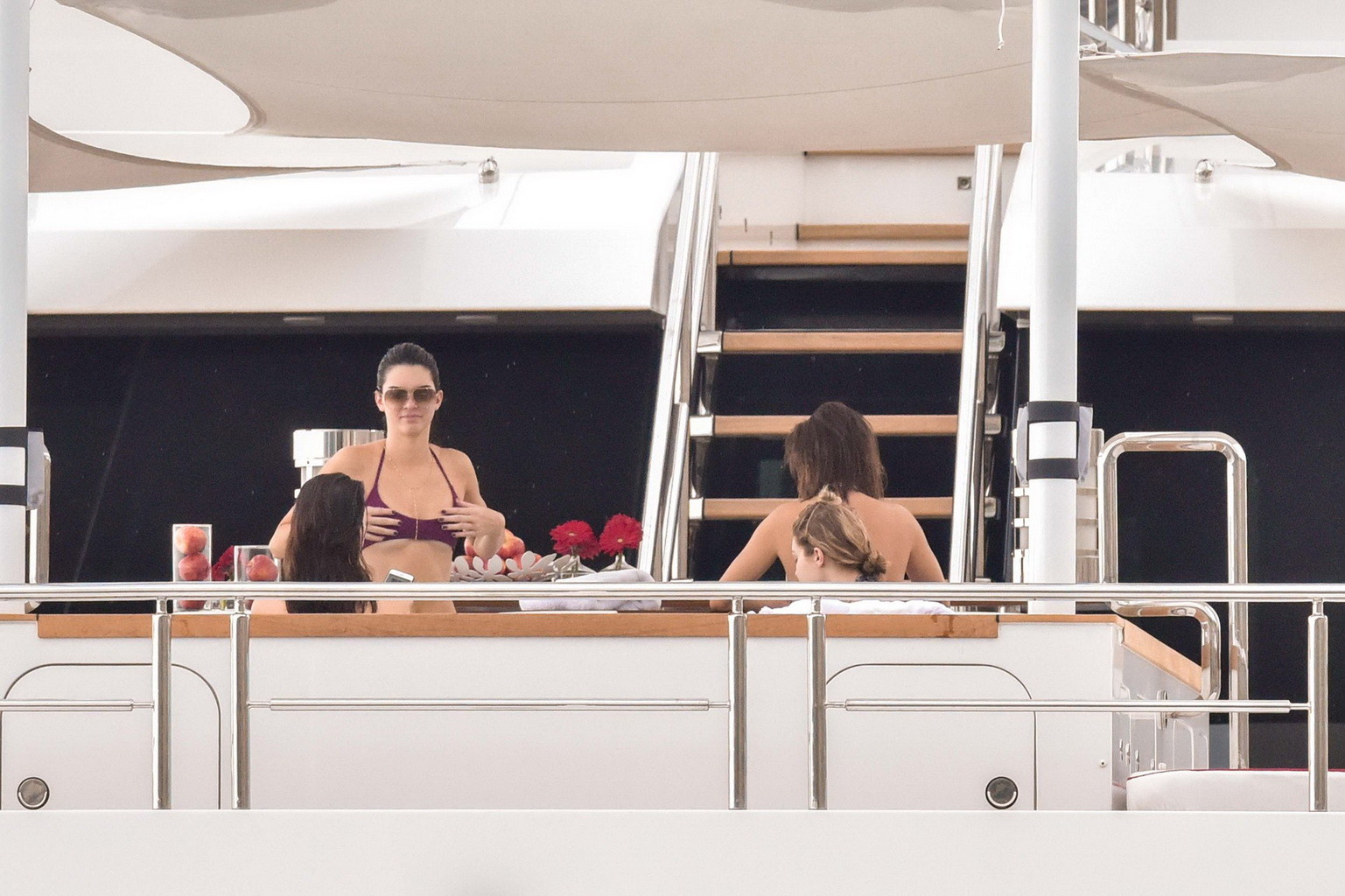 Kendall jenner und gigi hadid in winzigen bikini-sets auf der yacht in monte c erwischt
 #75163361