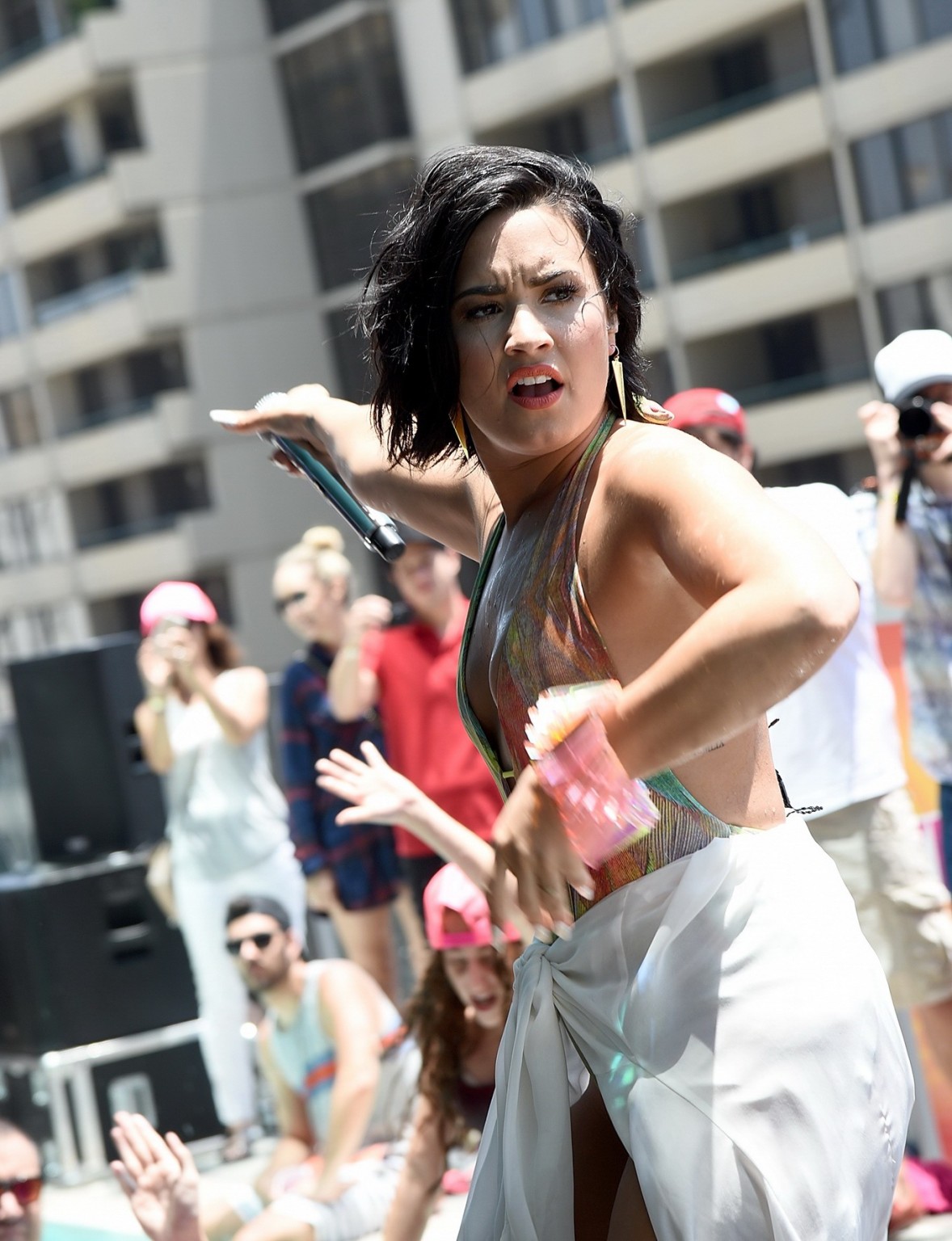 Demi lovato wird nass im tief ausgeschnittenen Badeanzug am Pool
 #75159305