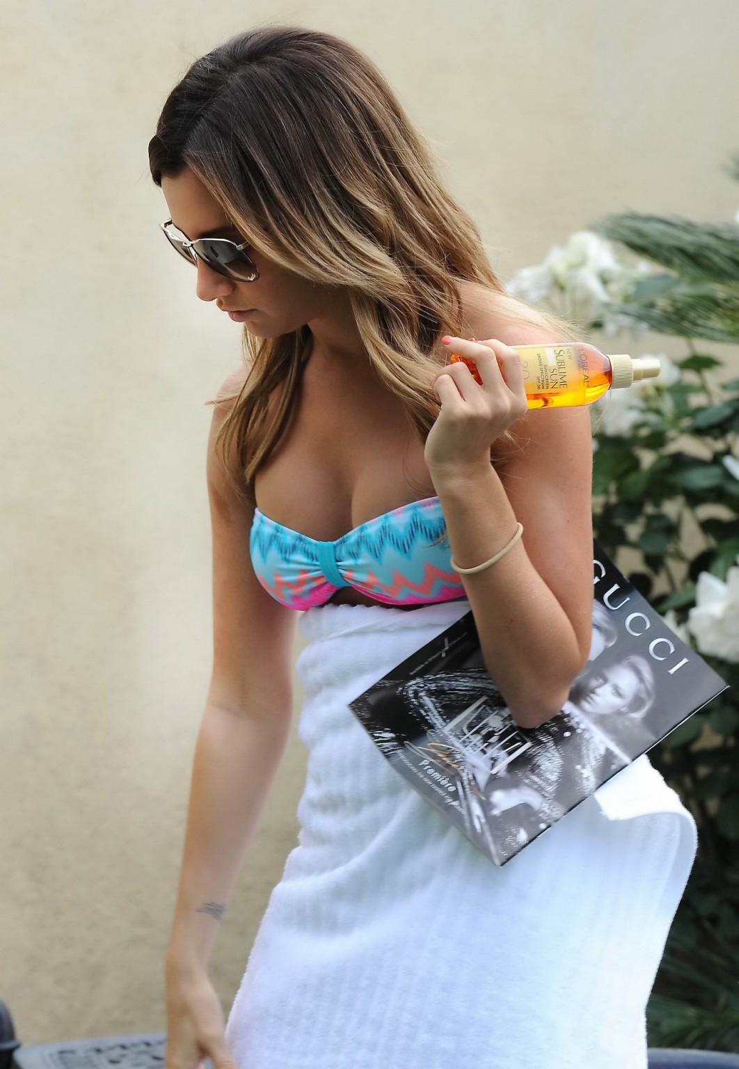 Ashley Tisdale trägt knappen Tube-Bikini am Laguna Beach
 #75232780