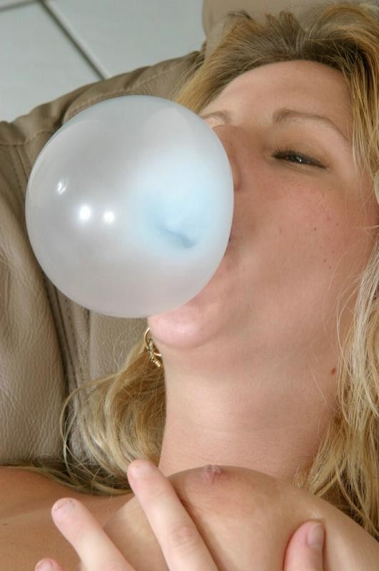 Madura con grandes tetas metiéndose los dedos en el coño
 #78413649