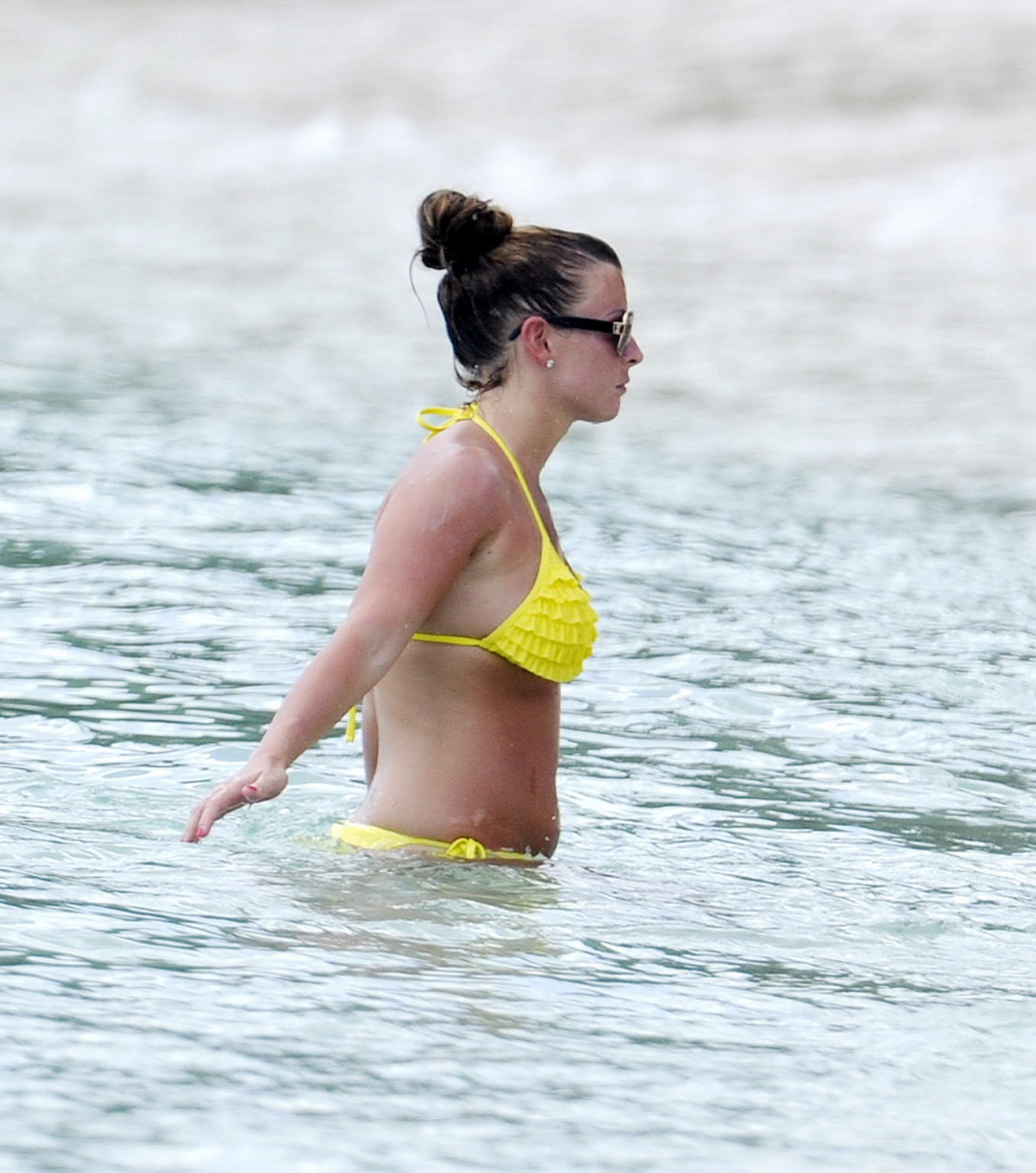 コリーン・ルーニー、バルバドスのビーチで黄色のビキニを身につける
 #75300240
