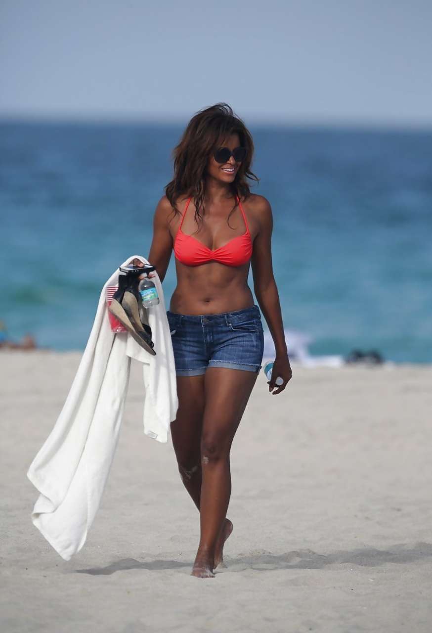 Claudia jordan guardando molto sexy e caldo in bikini sulla spiaggia
 #75227932