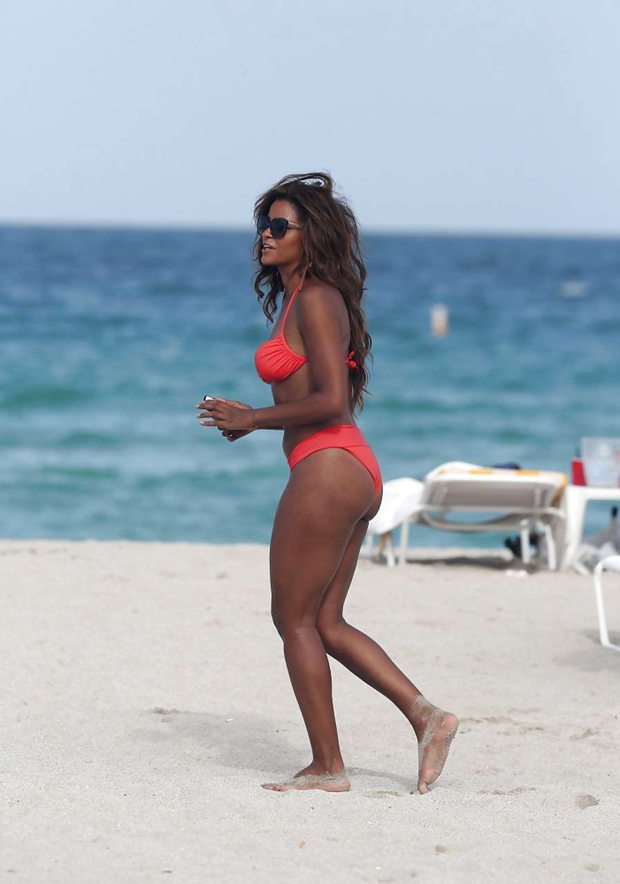 Claudia jordan guardando molto sexy e caldo in bikini sulla spiaggia
 #75227941