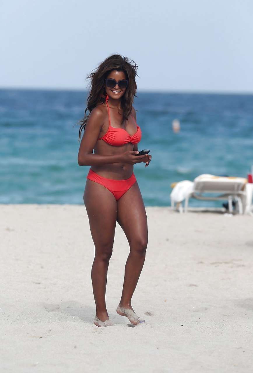 Claudia jordan guardando molto sexy e caldo in bikini sulla spiaggia
 #75227943