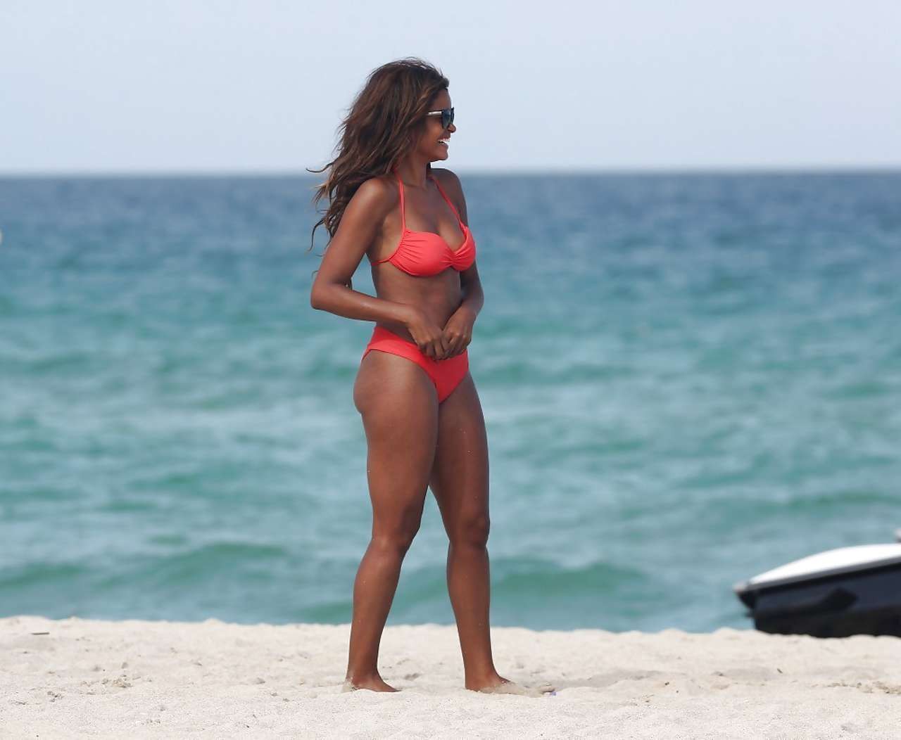 Claudia jordan guardando molto sexy e caldo in bikini sulla spiaggia
 #75227959