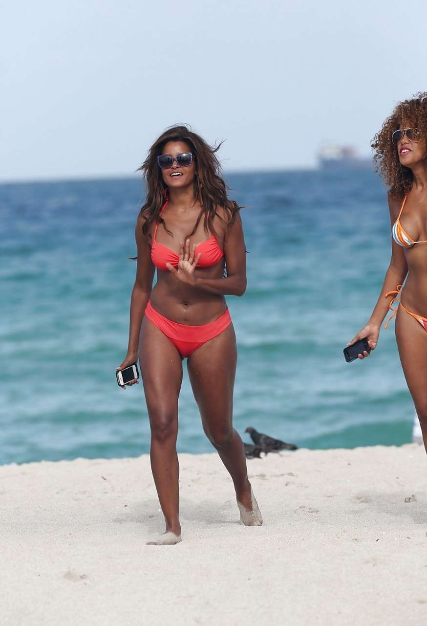 Claudia jordan guardando molto sexy e caldo in bikini sulla spiaggia
 #75227969