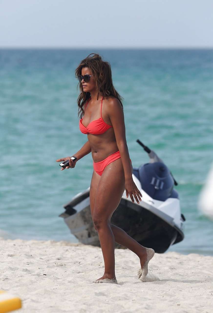 Claudia Jordan sieht sehr sexy und heiß im Bikini am Strand aus
 #75228016