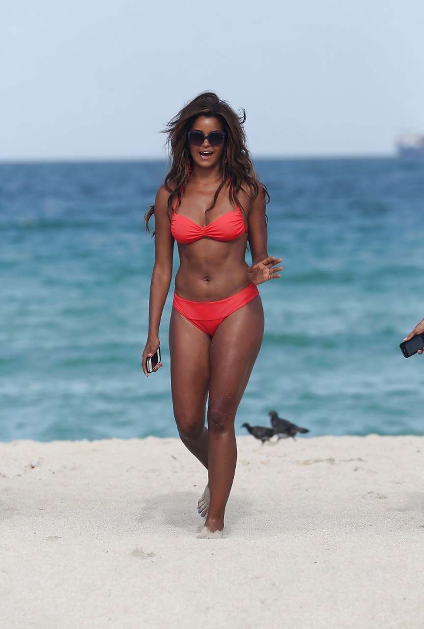 Claudia jordan guardando molto sexy e caldo in bikini sulla spiaggia
 #75228037